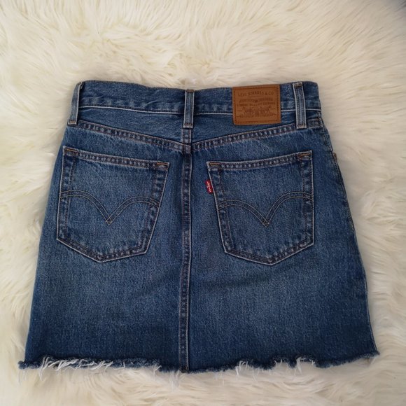 Aritzia Levi's Deconstructed Denim Mini Skirt in Medium/Dark Wash - Size 24 - Picture 3 of 6